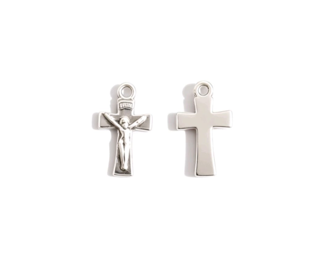 CRUCES CHICAS RELIGIOSAS DE PELTRE | RELIEVE DE UN SOLO LADO | 14.3MM | 10 UNIDADES